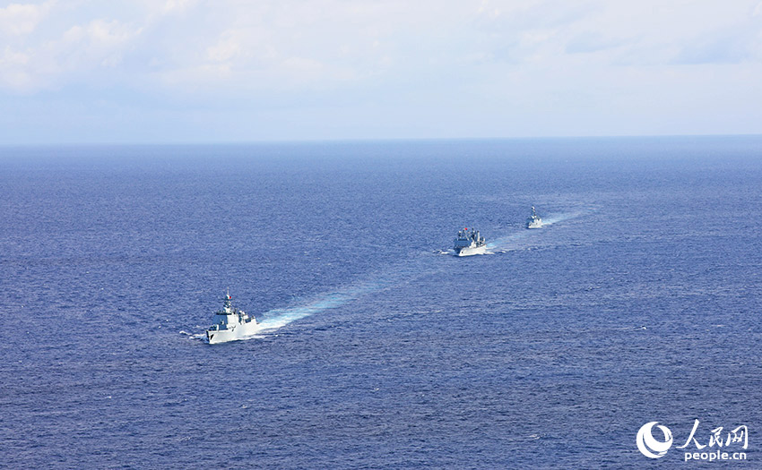 海軍第38批護航編隊舉行“挺進深藍、礪劍大洋”宣誓簽名儀式